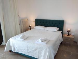 1 dormitorio con 1 cama grande y 2 toallas. en Glyfada Seabreeze Apartment, en Atenas