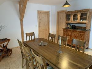 - une salle à manger avec une table et des chaises en bois dans l'établissement Luxusboofe - Ferienhaus am Lilienstein, à Königstein