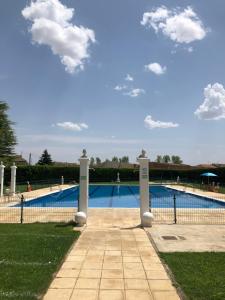 una piscina en un parque con cielo en La Sinagoga Casa Rural, en Amusco