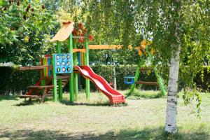 einen Spielplatz mit Rutsche in einem Park in der Unterkunft Sineva Park Hotel - All Inclusive in Sweti Wlas