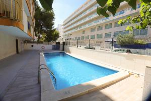 una piscina frente a un edificio en DIFFERENTFLATS Argenta, en Salou