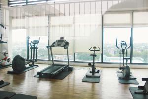 une salle de sport avec plusieurs tapis de course et machines elliptiques dans l'établissement WeSanitise PJ5 Soho Studio Room, à Petaling Jaya
