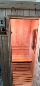 uma pequena sauna com uma parede de madeira num quarto em Namthip Residence em Trang