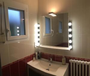 bagno con lavandino e specchio di COTTAGE des RIAS 2 chambres d'hôtes ou 1 suite à 172 m de la mer a Kerfany-les-Pins