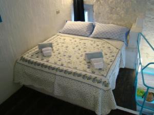 een slaapkamer met een bed met een wit dekbed bij Palau Flat in Palau