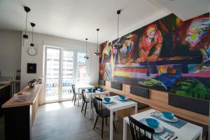 ザグレブにあるBed & Breakfast Sky City Centerのダイニングルーム(テーブル付)