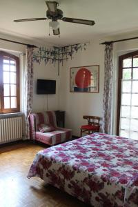 1 dormitorio con cama, sofá y TV en B&B Casa Sanni, en Passignano sul Trasimeno