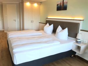 Postel nebo postele na pokoji v ubytování BE BIO Hotel be natural - direkt am Wasser