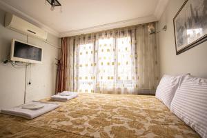 ein Schlafzimmer mit einem Bett und einem großen Fenster in der Unterkunft AWWA APART HOTEL in Istanbul