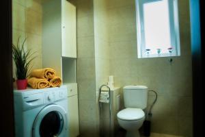 Kúpeľňa v ubytovaní Apartament Pomarańczowy Narutowicza 11