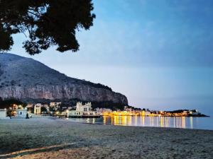 - une vue sur une plage avec une montagne en arrière-plan dans l'établissement Casa gianflò Mondello-Palermo, à Palerme