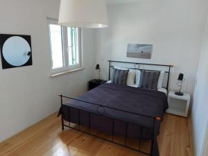 - une chambre avec un lit et un miroir mural dans l'établissement Apartments Coral of Dubrovnik, à Dubrovnik