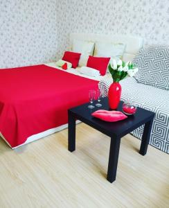A bed or beds in a room at Apartment on Kuybysheva 5 G