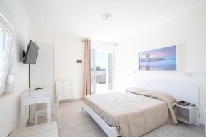 A bed or beds in a room at Hotel Approdo di Venere