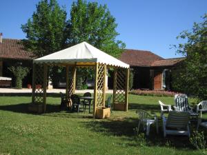 a gazebo with chairs and tables in a yard at Fattoria Villa Curti in Sovizzo