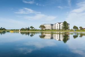 een grote hoeveelheid water met een gebouw op de achtergrond bij Ramsey Park Hotel in Ramsey