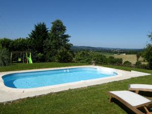 uma piscina no meio de um quintal em Gîte Etchola em Ramous