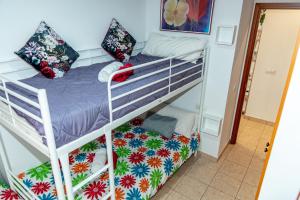 een kamer met een stapelbed in een kamer bij Apartament Central in Lloret de Mar