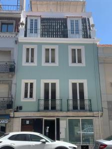リスボンにあるAngel's Chic Duplexの青い建物の前に停車した白い車