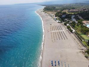 een luchtzicht op een strand met stoelen en de oceaan bij LA VELA RECANATI in Giardini Naxos