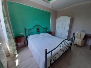 A bed or beds in a room at Casa Sofia