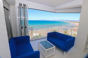 balcón con 2 sillas y vistas al océano en DIFFERENTFLATS Bello Horizonte, en Salou