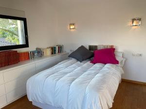 SauzetにあるVillaSarda Dromeの窓付きの客室の大型ベッド1台分です。