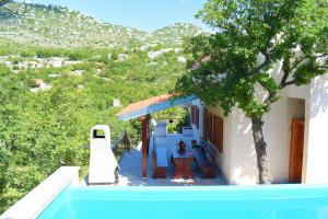 Bazén v ubytovaní Vila Stella - holiday home with private heated pool alebo v jeho blízkosti