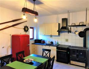 Kuchyňa alebo kuchynka v ubytovaní Vila Stella - holiday home with private heated pool