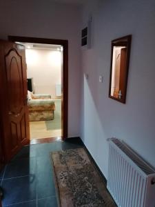 un pasillo con una puerta que conduce a una sala de estar en Kuca Mihajlovic, en Svrljig