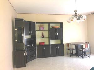 kuchnia z czarnymi szafkami i stołem w obiekcie B&B SAN FRANCESCO w mieście Bagnoregio