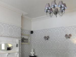 una camera con un lampadario pendente appeso al soffitto di Powys Lodge a Scarborough