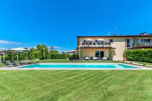 デセンツァーノ・デル・ガルダにあるMarylindaのスイミングプール付きの広い庭のある家