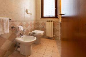 ein Bad mit einem WC und einem Waschbecken in der Unterkunft Accogliente Trilocale Turone a due passi dal mare in Martinsicuro