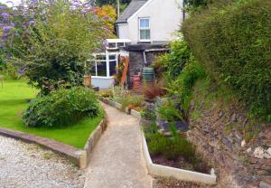 a garden in front of a house at The Creamery in Liskeard