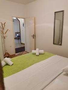 Postel nebo postele na pokoji v ubytování Apartments Ljiljana
