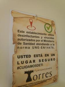 een teken dat aan een muur hangt bij Hostal Ramón y Cajal in Valladolid