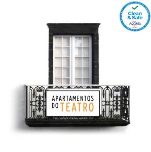 ポンタ・デルガダにあるApartamentos do Teatroの読書家がテリエを行う印のある窓