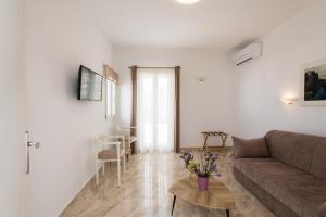 TV a/nebo společenská místnost v ubytování Hotel Spanelis