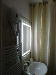 ビシェーリエにあるUna Riga sul Mareのバスルーム(洗面台、窓、鏡付)