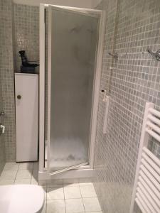 una doccia con porta in vetro in bagno di Enjoy Bologna Apartment a Bologna