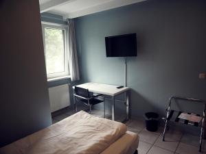 TV a/nebo společenská místnost v ubytování Apart Hotel Sarstedter Hof
