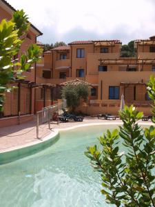 a large swimming pool in front of a building at AL 4 della Pergola in Cavo