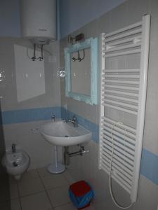 a bathroom with a sink and a toilet at AL 4 della Pergola in Cavo