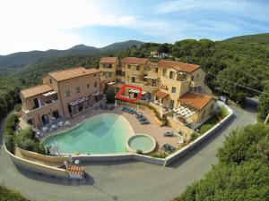 an aerial view of a house with a swimming pool at AL 4 della Pergola in Cavo