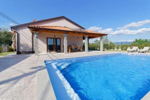 - une piscine en face d'une maison dans l'établissement Villa Sonce, à Buzet