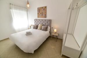 A bed or beds in a room at Alohamundi San Leandro