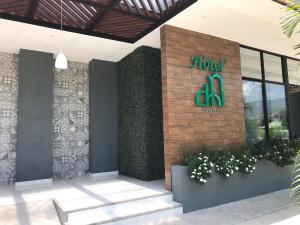 a hotel with a sign on the side of a building at Chiapas Hotel Express, Tuxtla Gutierrez in Tuxtla Gutiérrez