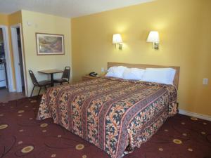 une chambre d'hôtel avec un lit et une table dans l'établissement Americas Best Value Inn Weatherford, à Weatherford