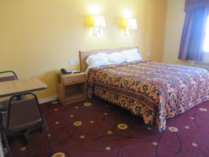 Postel nebo postele na pokoji v ubytování Americas Best Value Inn Weatherford